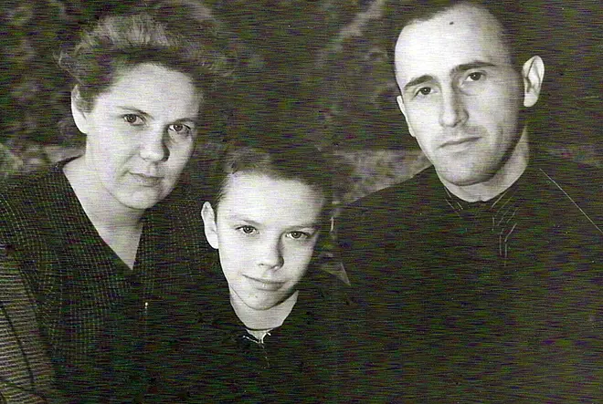 Дмитрий Крылов с мамой и отчимом