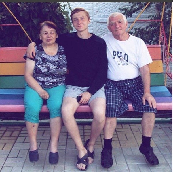 Егор Натс и его родители
