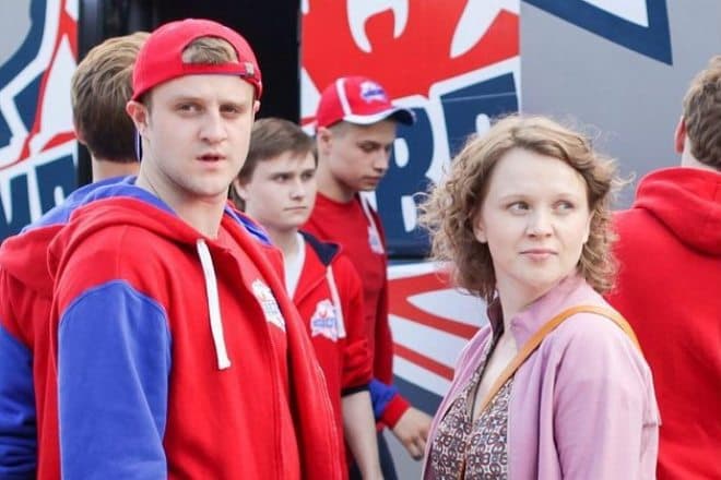 Игорь Огурцов и Наталья Терешкова в сериале «Молодежка»