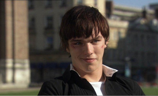 Николас Холт в сериале «Молокососы»